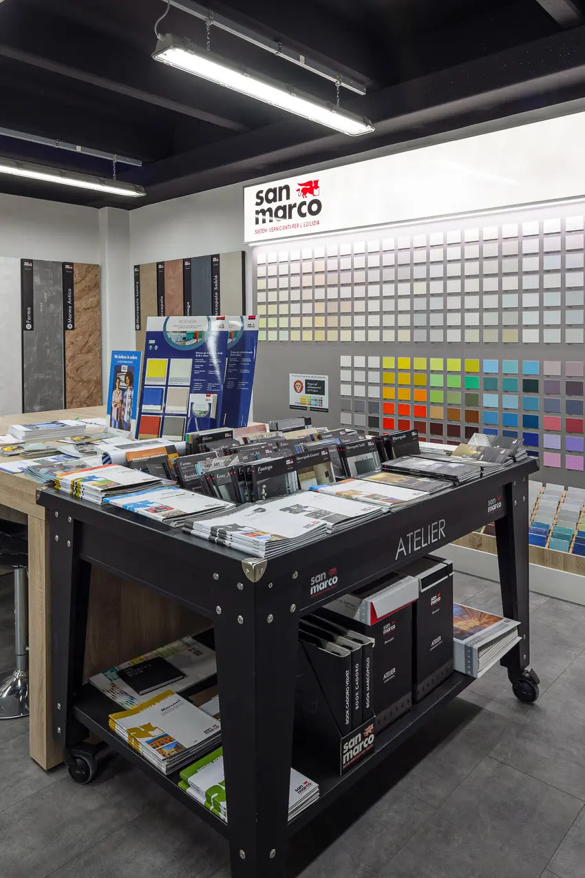 Angolo San Marco del punto vendita, con un carrello di cataloghi e la parete delle mazzette colore